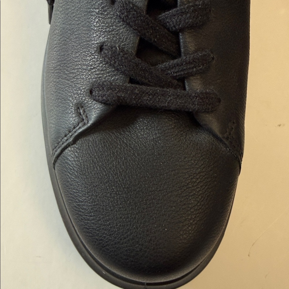 ECCO WOMEN’S BLACk SNEAKERS